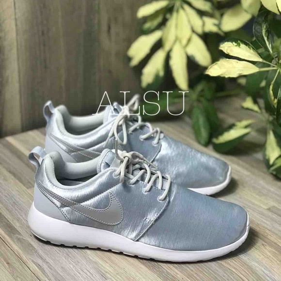 NWT Nike Roshe One PRM Pure Platinum W AUTHENTIC - Picture 2 of 7